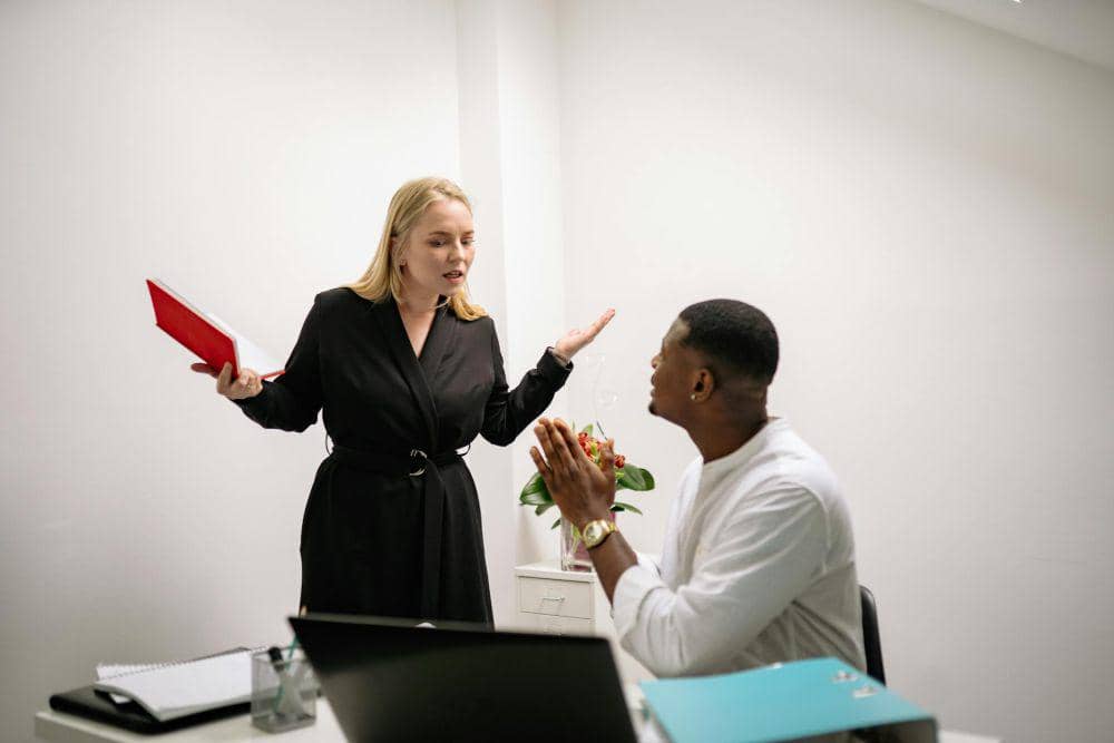 ilustrasi seseorang sedang bertengkar di tempat kerja (pexels.com/Yan Krukau)