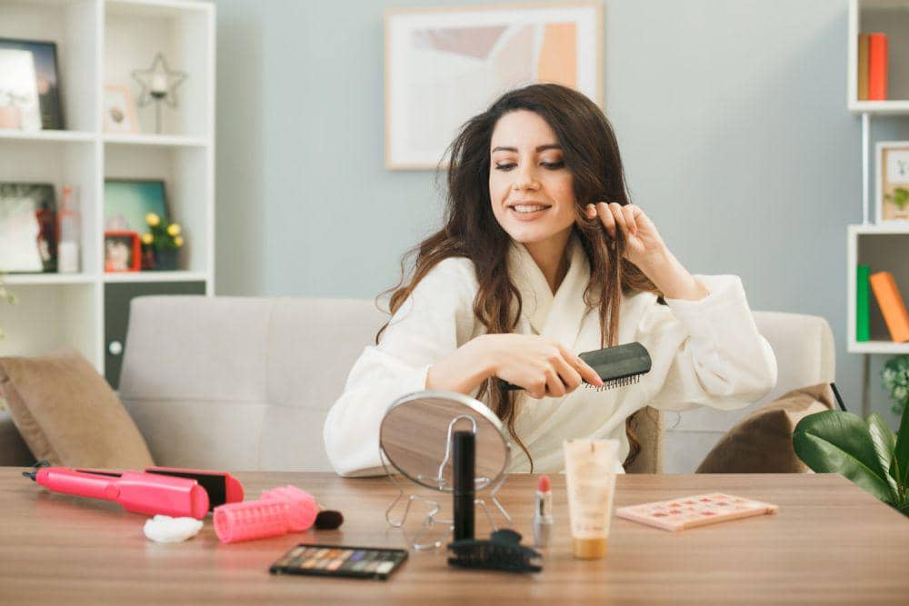 Ilustrasi wanita styling rambut (freepik.com/stockking)