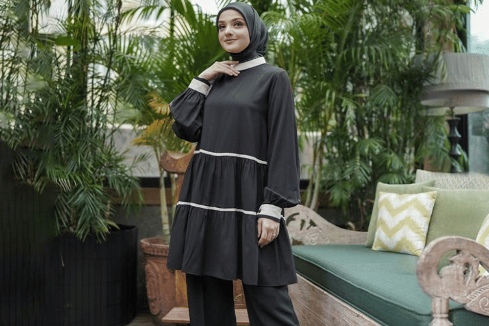 bawahan yang cocok dengan tunik hitam