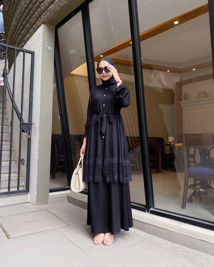 bawahan yang cocok dengan tunik hitam