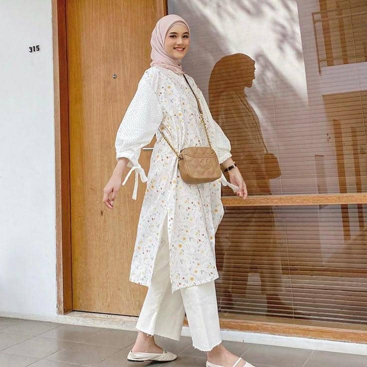 bawahan yang cocok dengan tunik putih