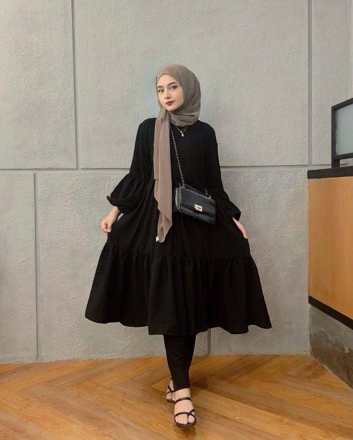 bawahan yang cocok dengan tunik hitam