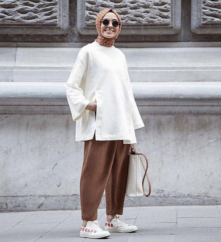 bawahan yang cocok dengan tunik putih