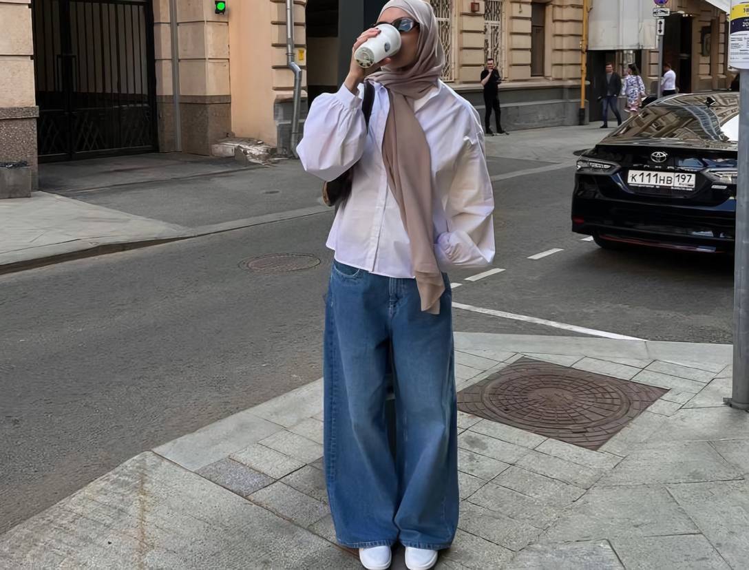 10 Inspirasi OOTD Baggy Jeans Hijab, Sopan dan Fashionable