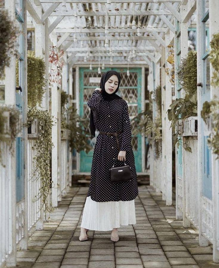 bawahan yang cocok dengan tunik hitam