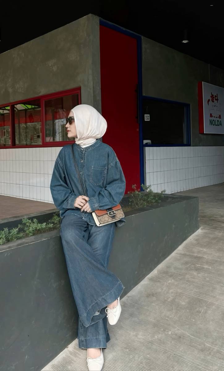 Baggy Jeans dan Atasan Jeans