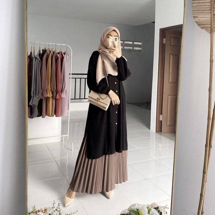 bawahan yang cocok dengan tunik hitam