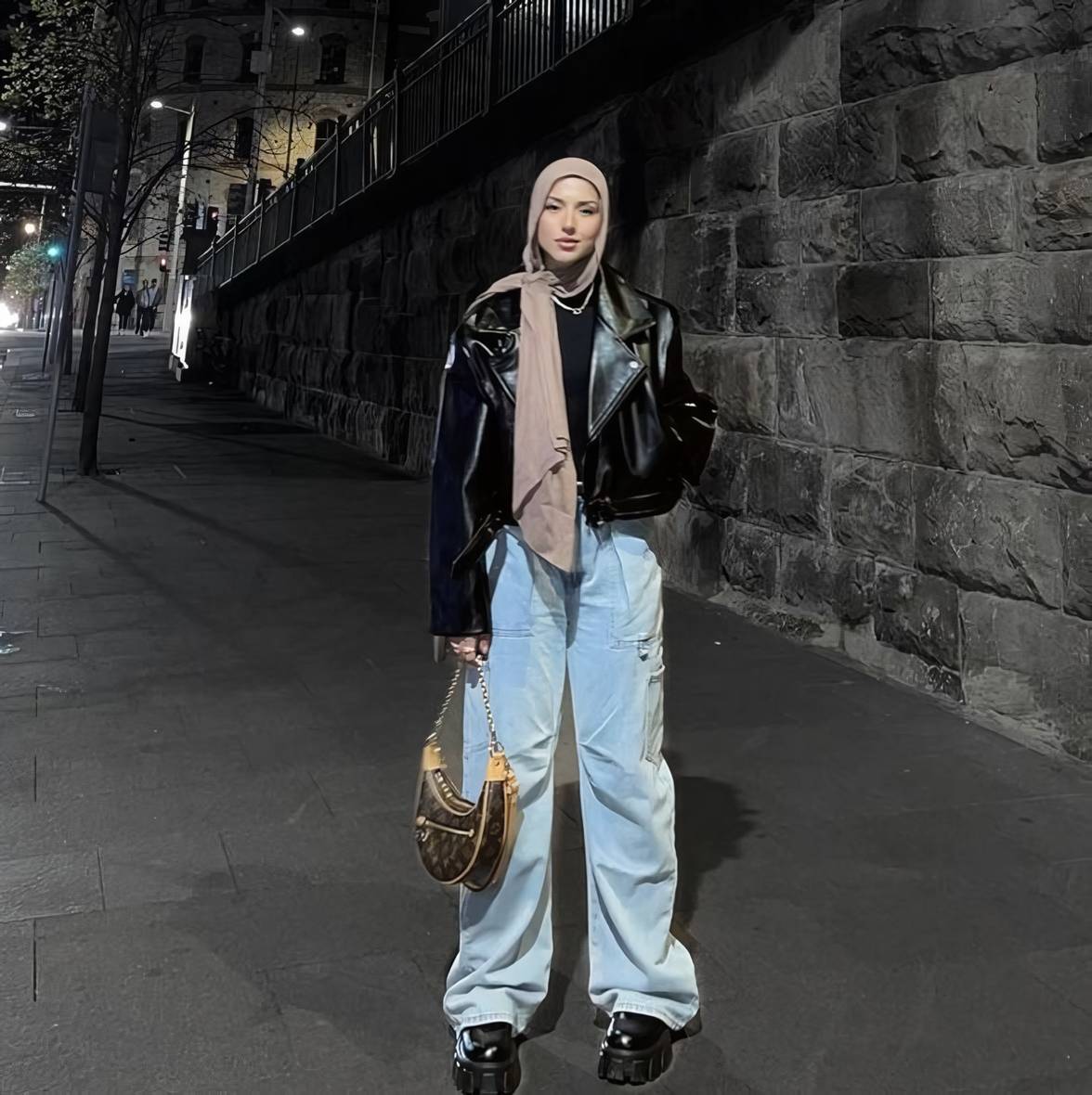 Baggy Jeans dan Leather Jacket