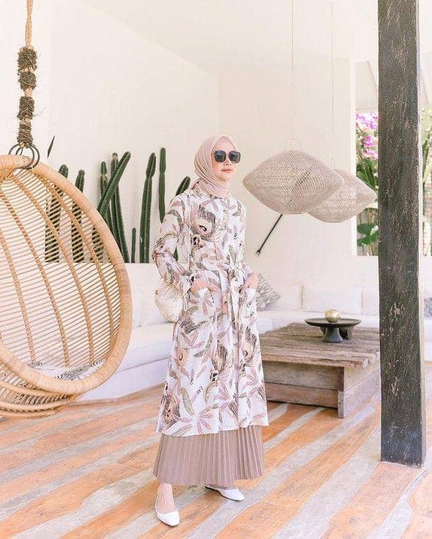 bawahan yang cocok dengan tunik putih