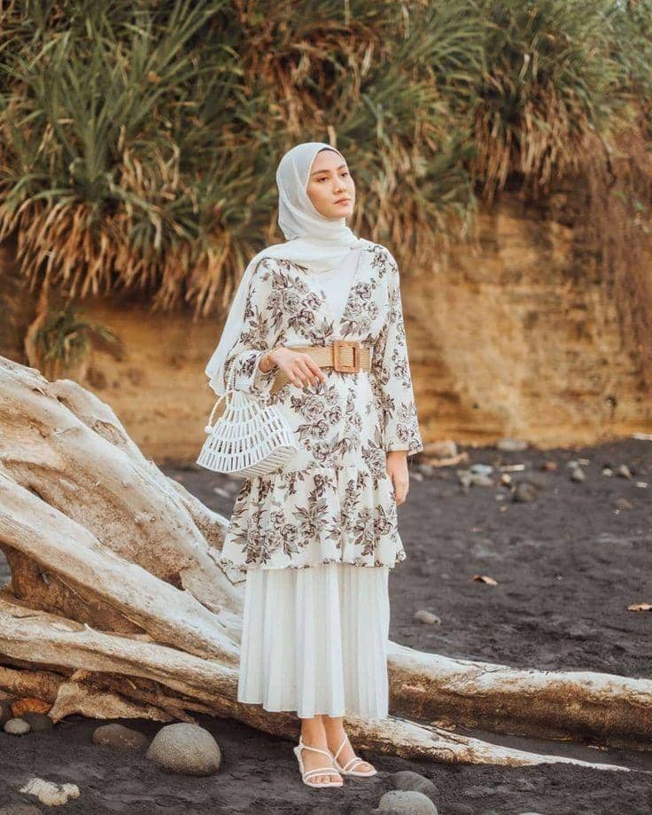 bawahan yang cocok dengan tunik putih