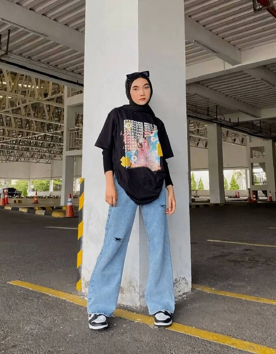 Baggy Jeans dan Kaos Layer