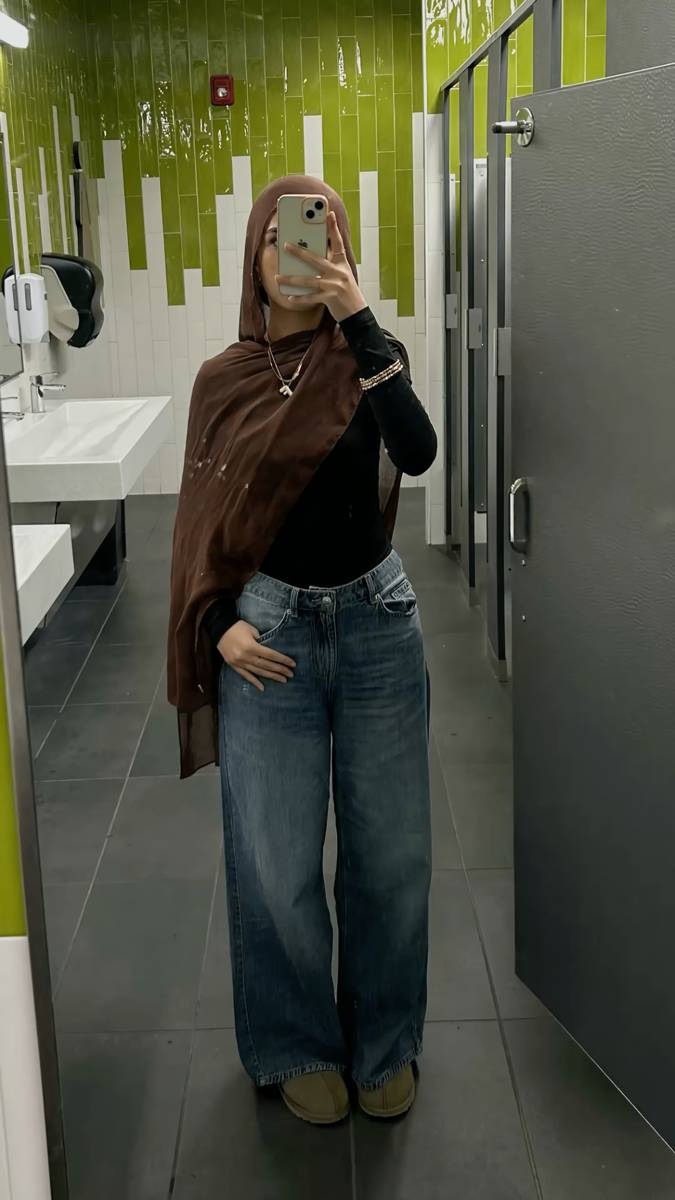 Baggy Jeans dan Kaos Hitam