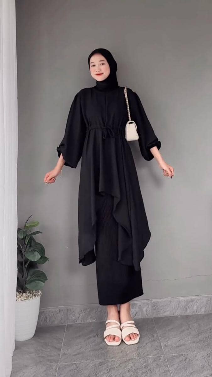 bawahan yang cocok dengan tunik hitam