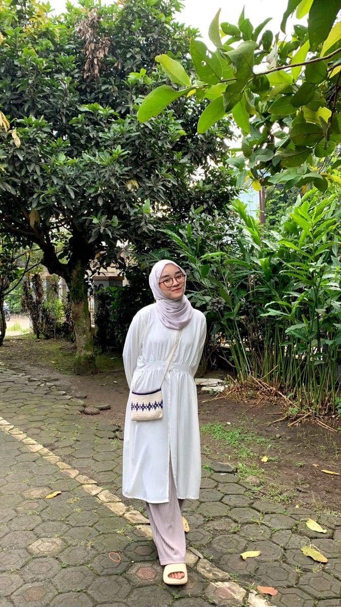 bawahan yang cocok dengan tunik putih