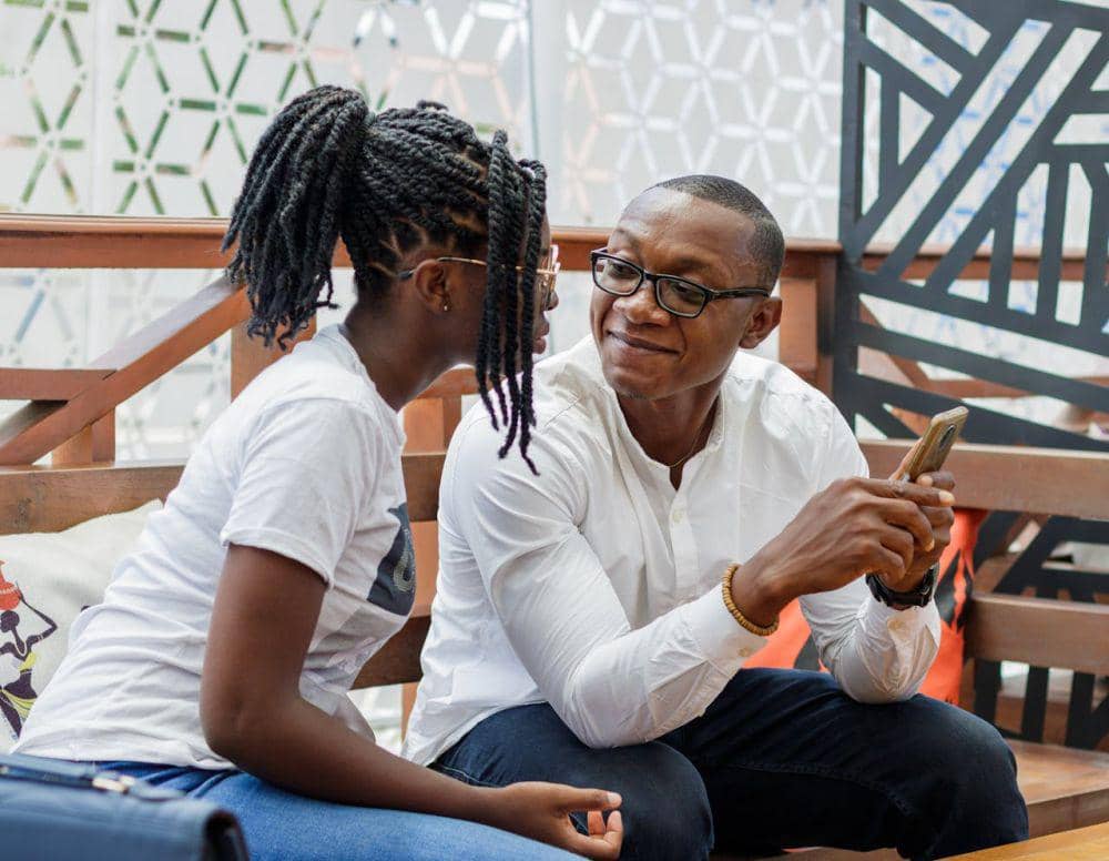 ilustrasi orang mengobrol (pexels.com/David Crypto)