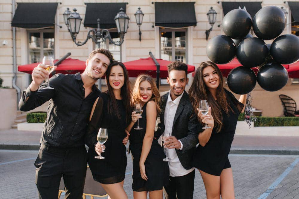 Ilustrasi dress code senada dengan sahabat