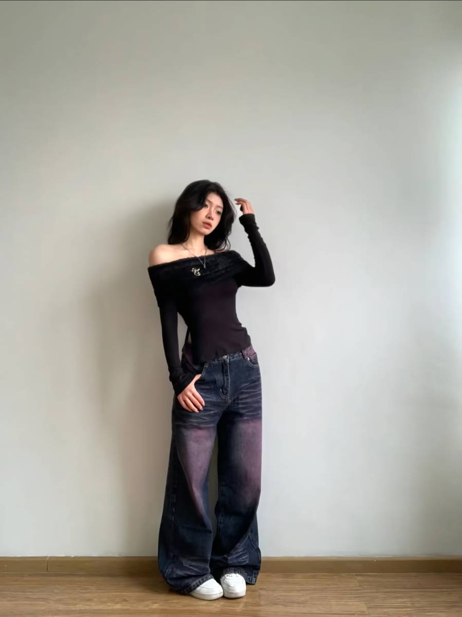 Baggy Jeans dan Off Shoulder