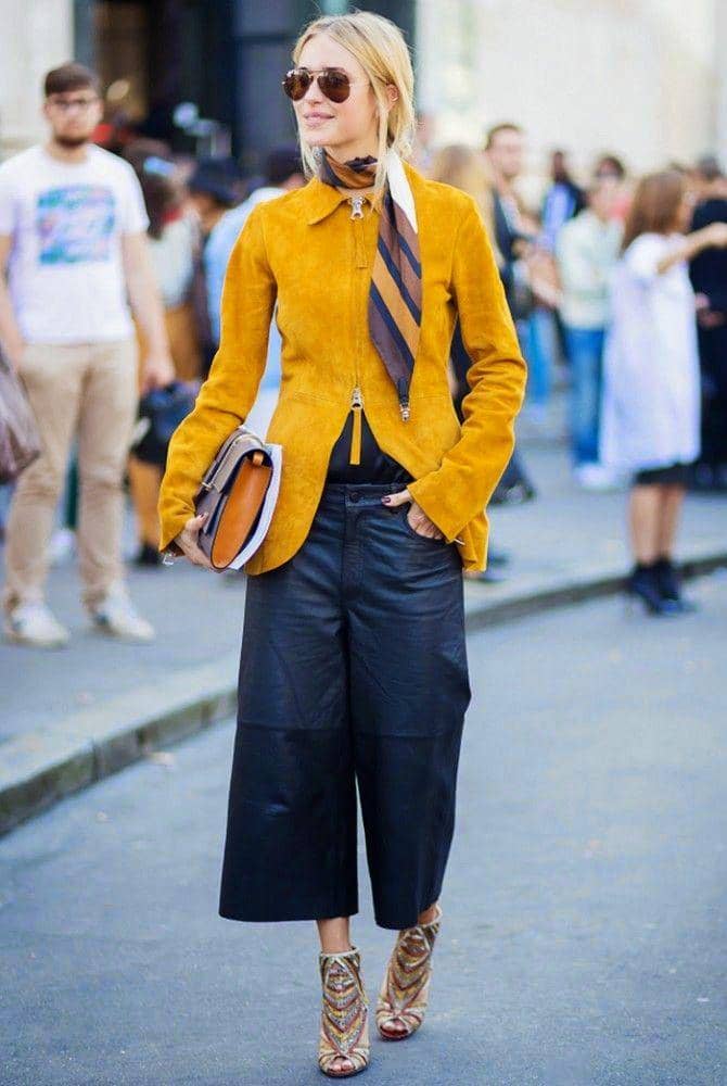 kulot jeans dan kemeja v-neck