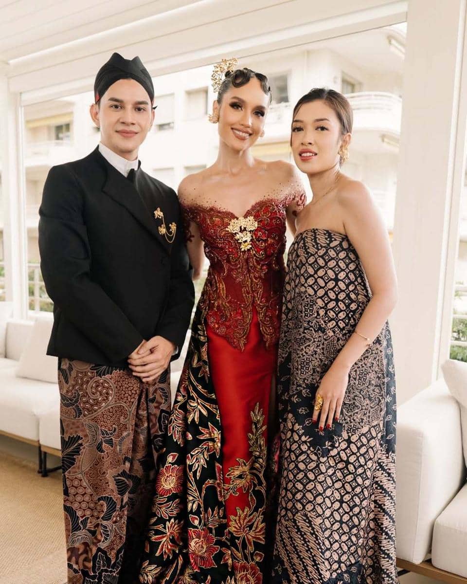 Kontingen berbatik di Cannes.  Brooch tuloladesigns photo by andrewczr..jpg