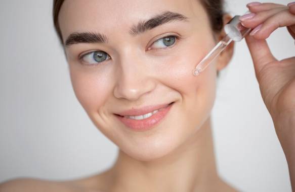 5 Rekomendasi Serum yang Bisa Dipakai Pagi dan Malam Hari