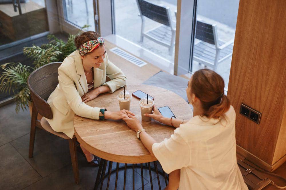 ilustrasi teman ngobrol (pexels.com/Marcus Aurelius)