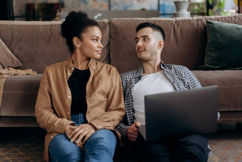 ilustrasi pria yang support karier pasangan (pexels.com/Mikhail Nilov)