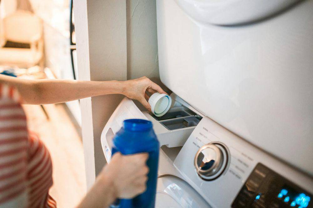 ilustrasi detergen kemasan botol besar saat mencuci pakaian (pexels.com/RDNE Stock project)