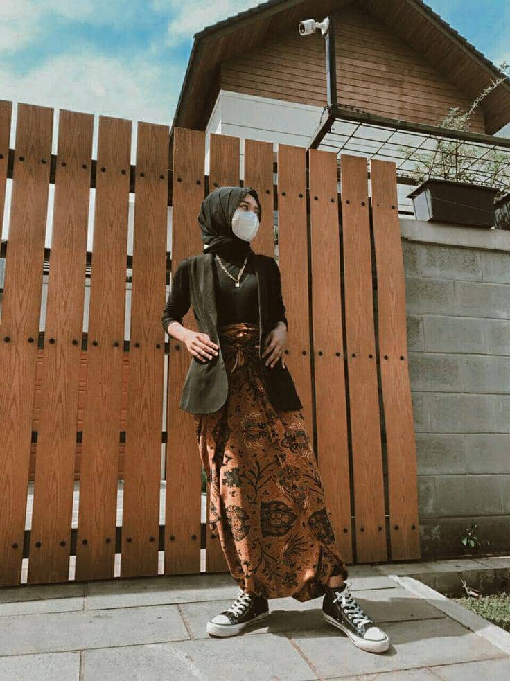 7 OOTD Rok Plisket Kebaya Coklat, Elegan dan Anggun! | POPBELA.com