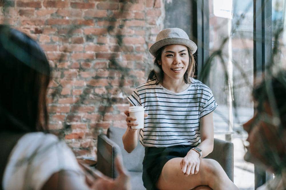 ilustrasi orang mengobrol (pexels.com/Mike Jones)