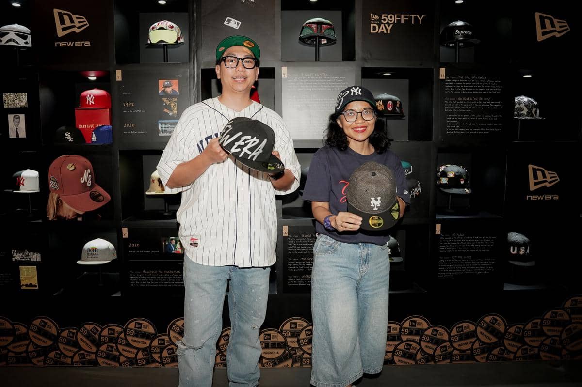 Foto 1. Joshua Prakoso Wibowo (Brand Marketing Manager MAP Aktif Adiperkasa) dan Martina Harianda Mutis (Sports Brand Marketing General Manager MAP Active) dengan koleksi legendaris 59FIFTY.JPG