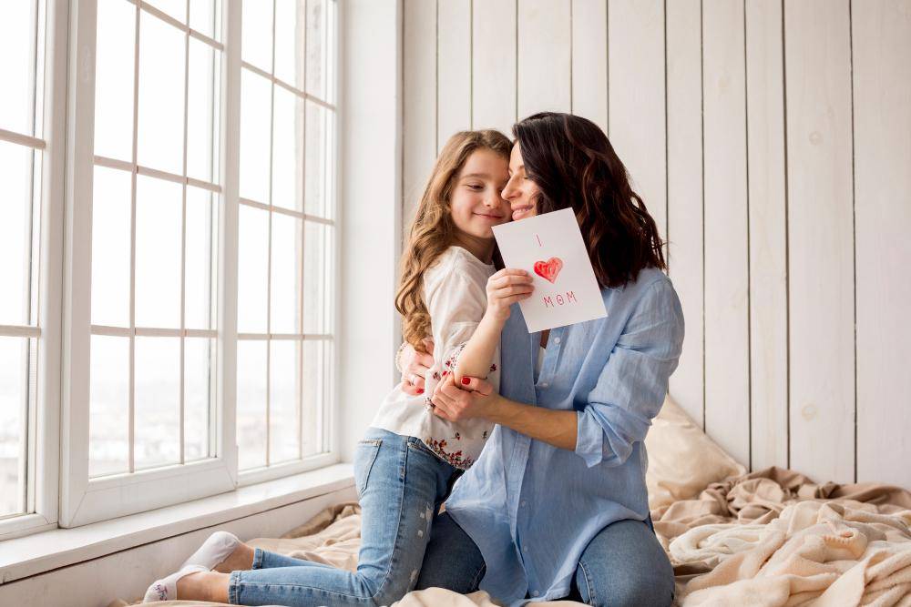 7 Cara Menghadapi Anak Kedua Perempuan, Tunjukkan Perhatian