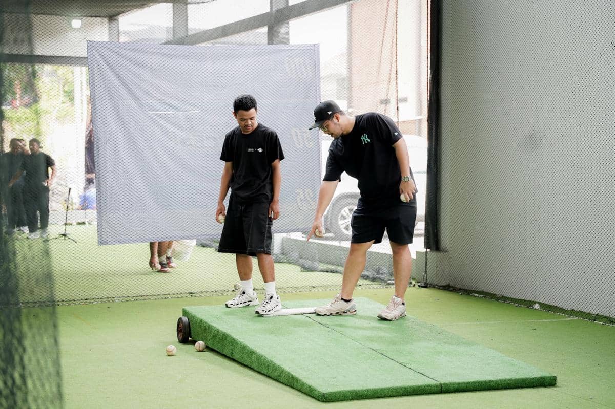 Foto 7. Pengunjung mencoba langsung arena Batting Cage di 59FIFTY DAY.JPG