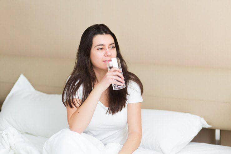 ilustrasi minum air putih (freepik.com/fizel)