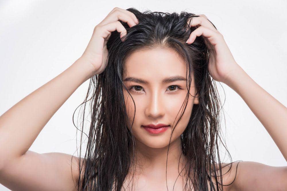 Ilustrasi wanita dengan rambut basah (freepik.com/jcomp)