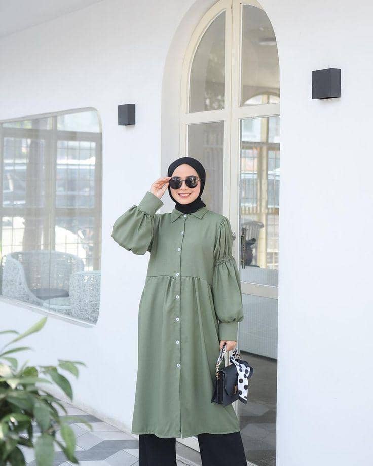 Tunik sage dan celana hitam 