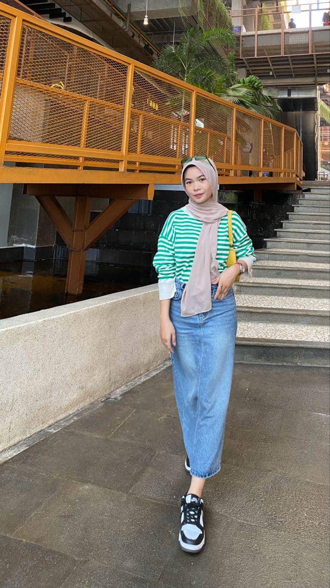 Rok Span Jeans dan Sweater Garis 