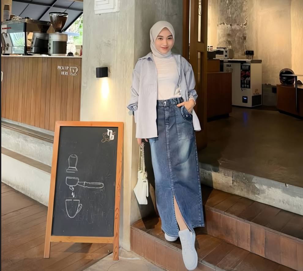 6 Ide OOTD Rok Span Jeans Hijab, Tampil Modis tanpa Ribet