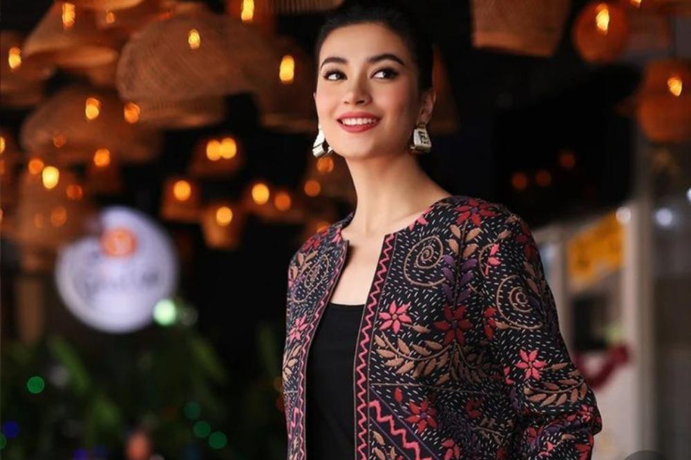 6 Model Blazer Batik Wanita Panjang Modis dan Stylish