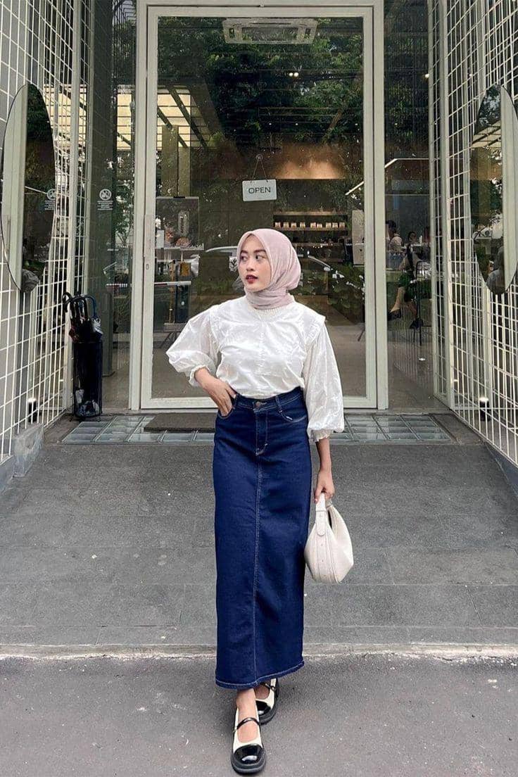 Rok Span Jeans dan Blouse Putih 
