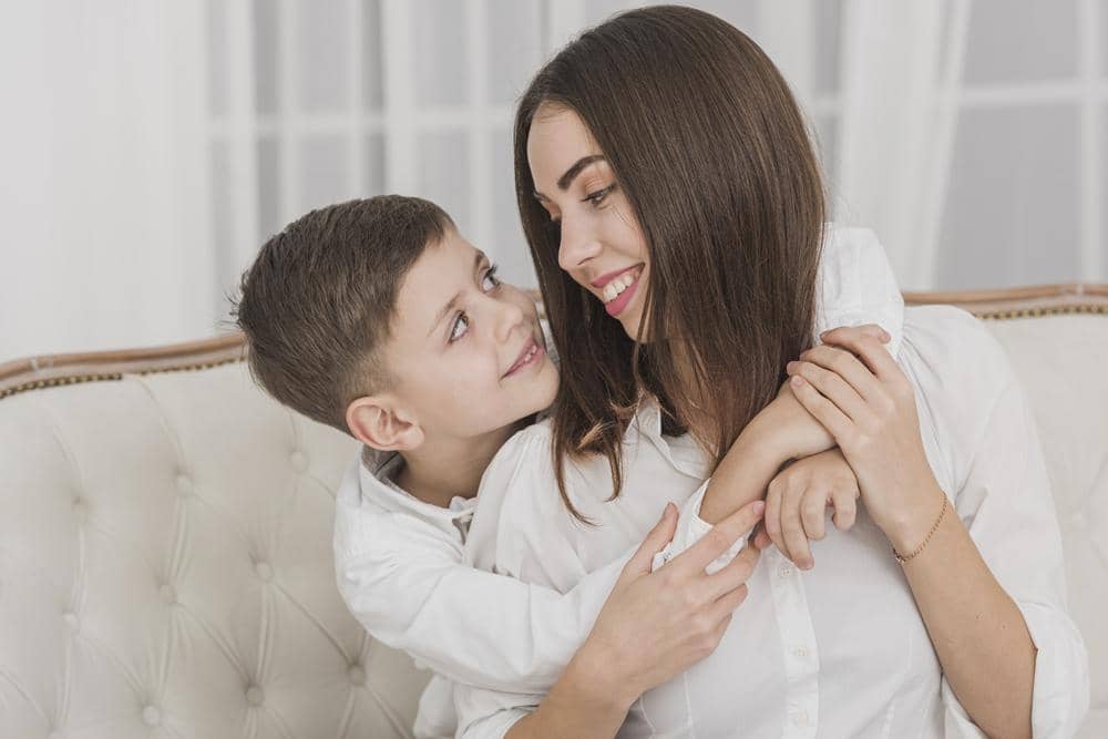 ilustrasi ibu dan anak laki-laki