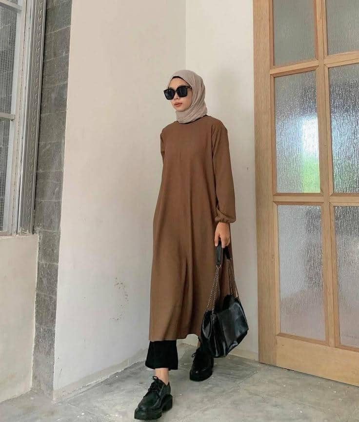 Tunik coklat tua dan kulot hitam