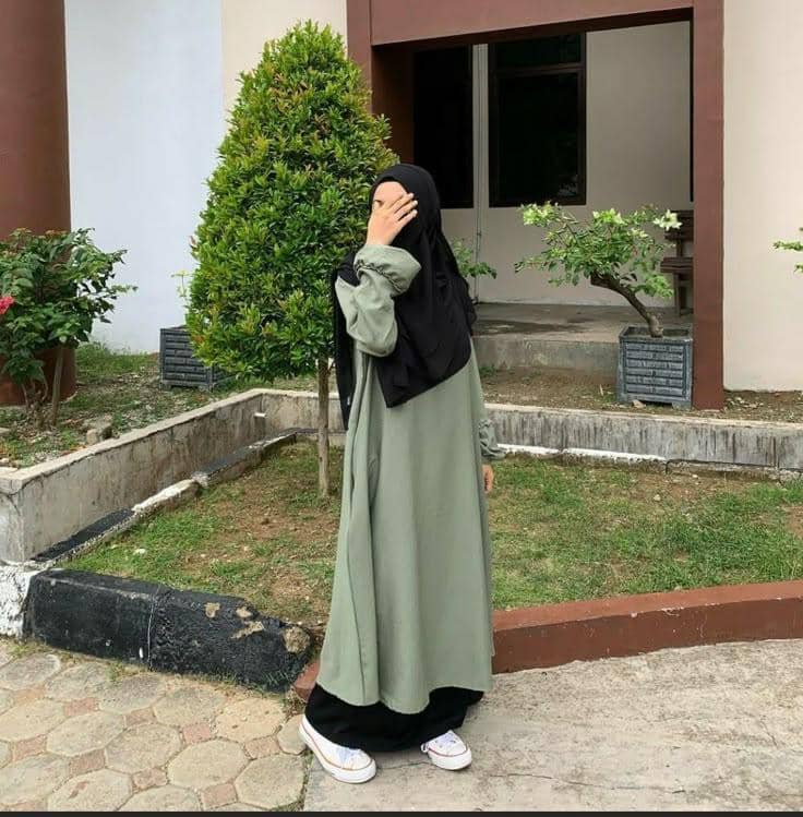 Tunik sage dan rok hitam 
