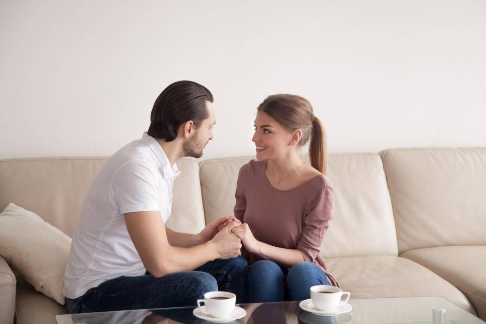 6 Cara agar Pasangan Mau Bercerita, Bikin Dia Terbuka Padamu