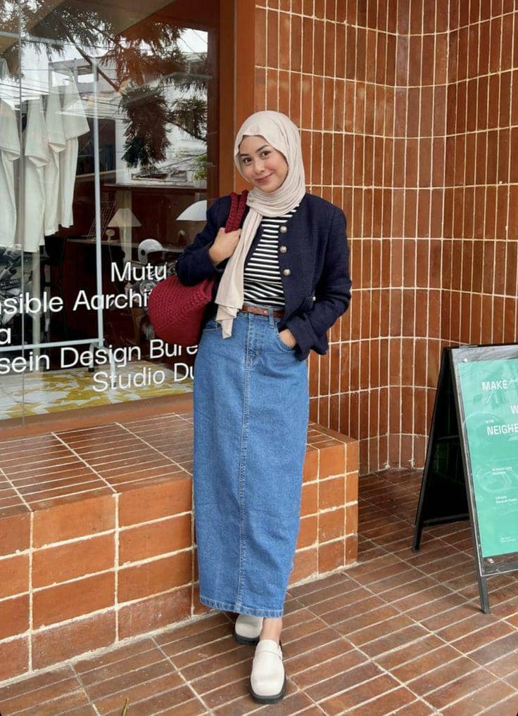 Rok Span Jeans dan Blazer Hitam 