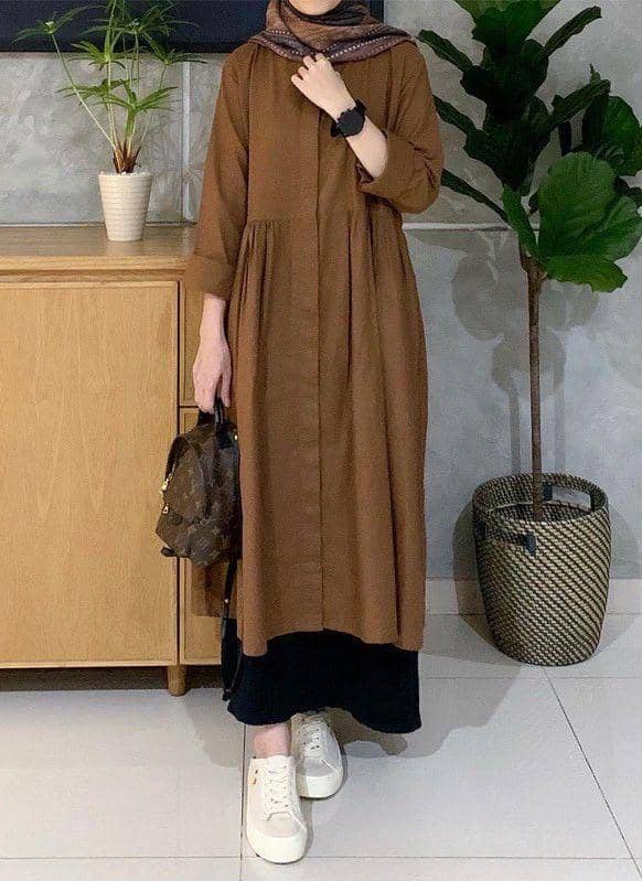 Tunik coklat dan rok hitam
