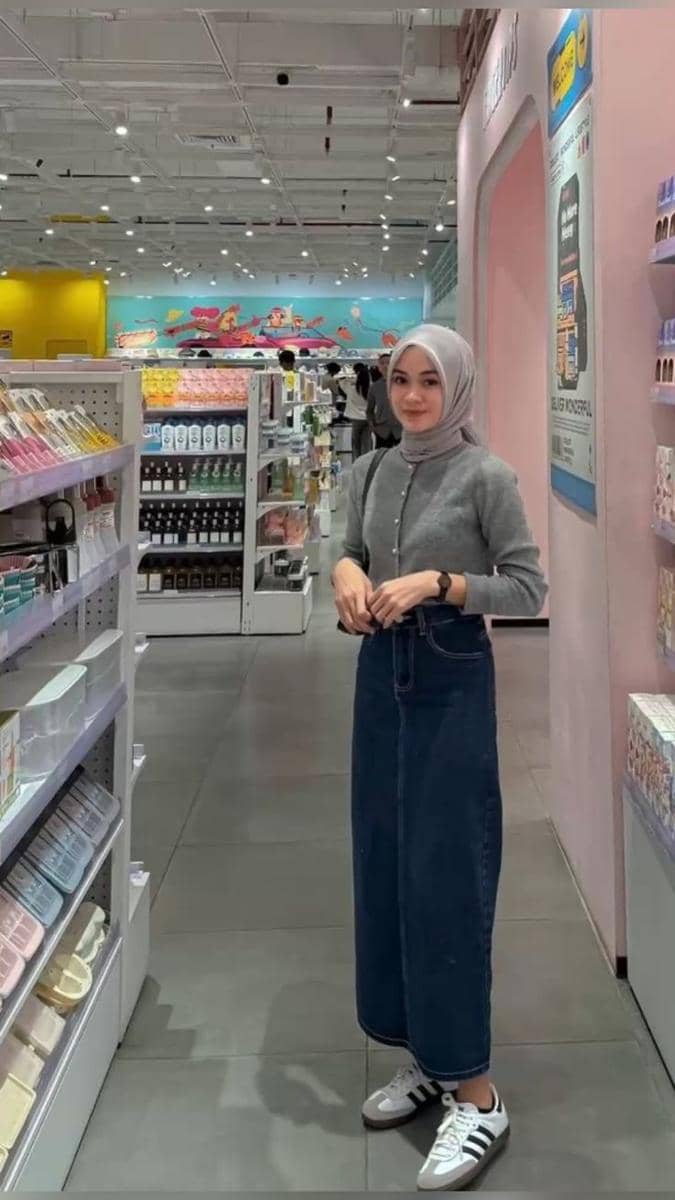 Rok Span Jeans dan Cardigan Abu 