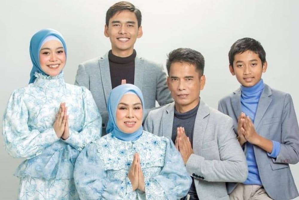g_7___7_foto_keluarga_terbaru_lesti_kejora_kompak_dengan_kakak_dan_adik_-_keluarga_sarat_prestasi_lesti-20210428-002-non_fotografer_kly.jpg