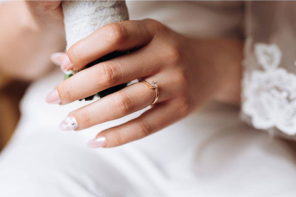 7 Ide Nail Art untuk Acara Tunangan yang Simpel tapi Mewah