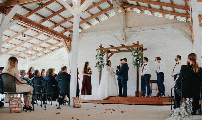 ilustrasi pernikahan dengan konsep intimate wedding (unsplash.com/550Park Luxury Wedding Films)