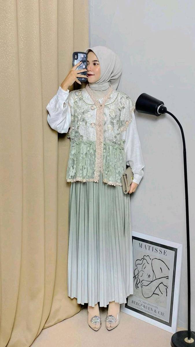 Rok Plisket Gradasi Hijau dan Kebaya Putih Floral